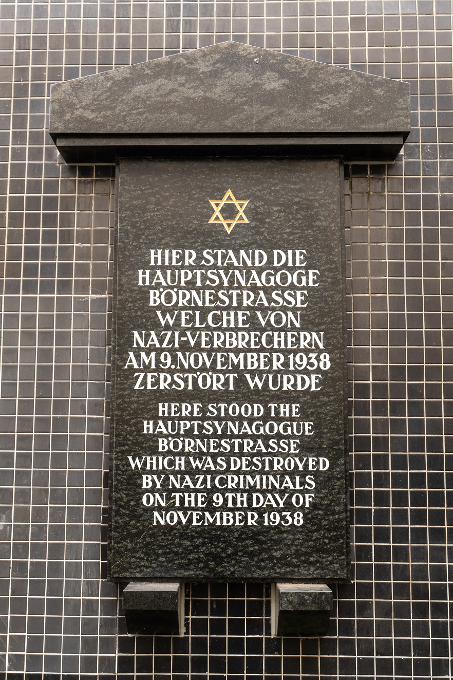 Bild: Gedenktafel für die ehemalige Hauptsynagoge an der Staufenmauer