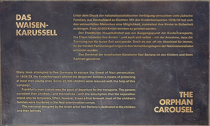 Plakette am Mahnmal für die Kindertransporte 1938/1939 - Das Waisen-Karussell