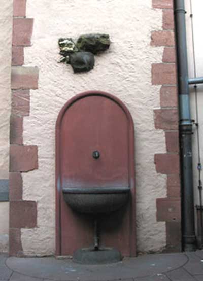 Bild: Wandbrunnen an der Liebfrauenkirche