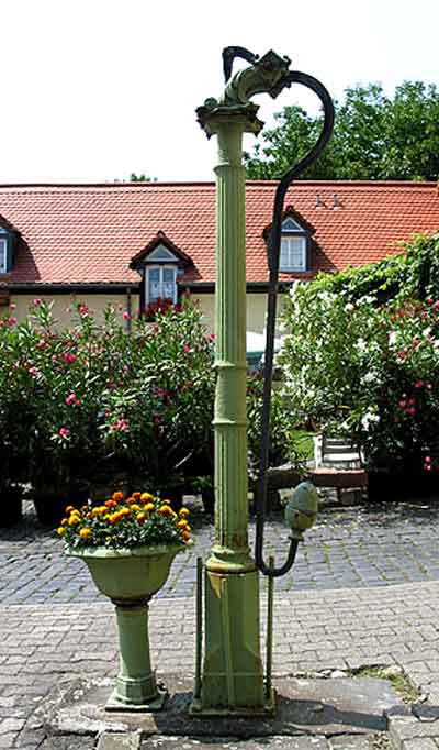 Bild: Mönchhof-Brunnen