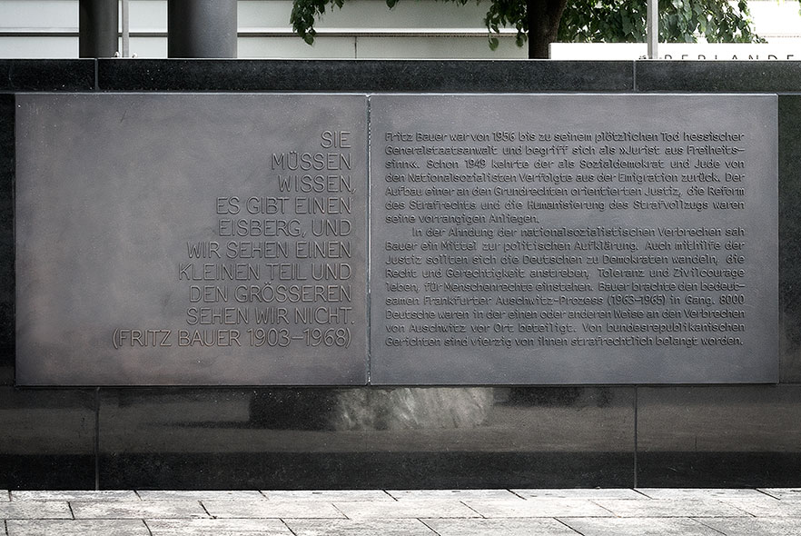 Bild: Fritz-Bauer-Denkmal (Nur die Spitze des Eisbergs), Foto: Wolfgang Günzel