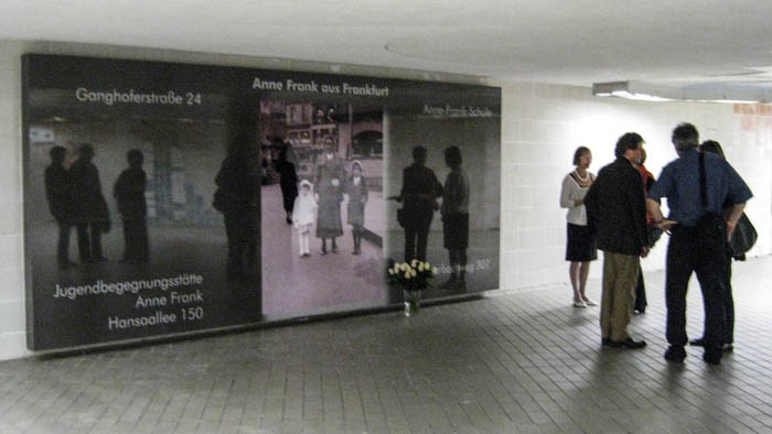 Bild: Fotogedenkwand für Anne Frank