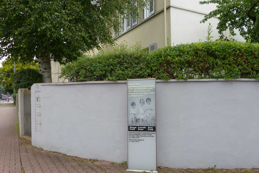 Bild: Gedenkstele am Geburtshaus der Anne Frank