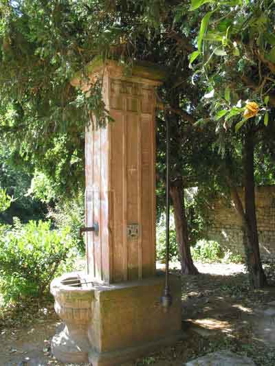 Bild: Brunnen im Stiftsgarten