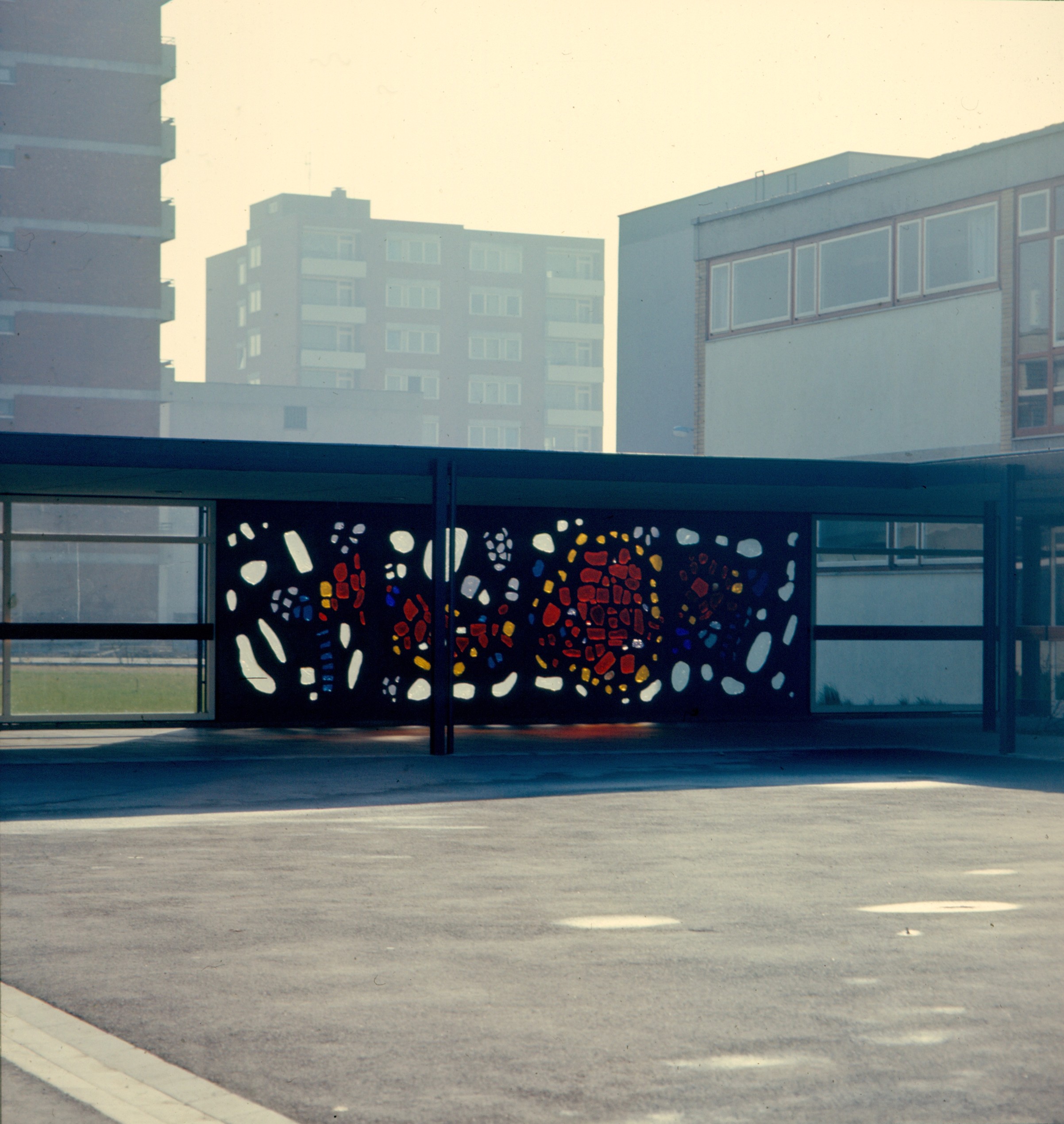 Bild: Beton-Glas-Wand (Erich-Kästner-Schule)