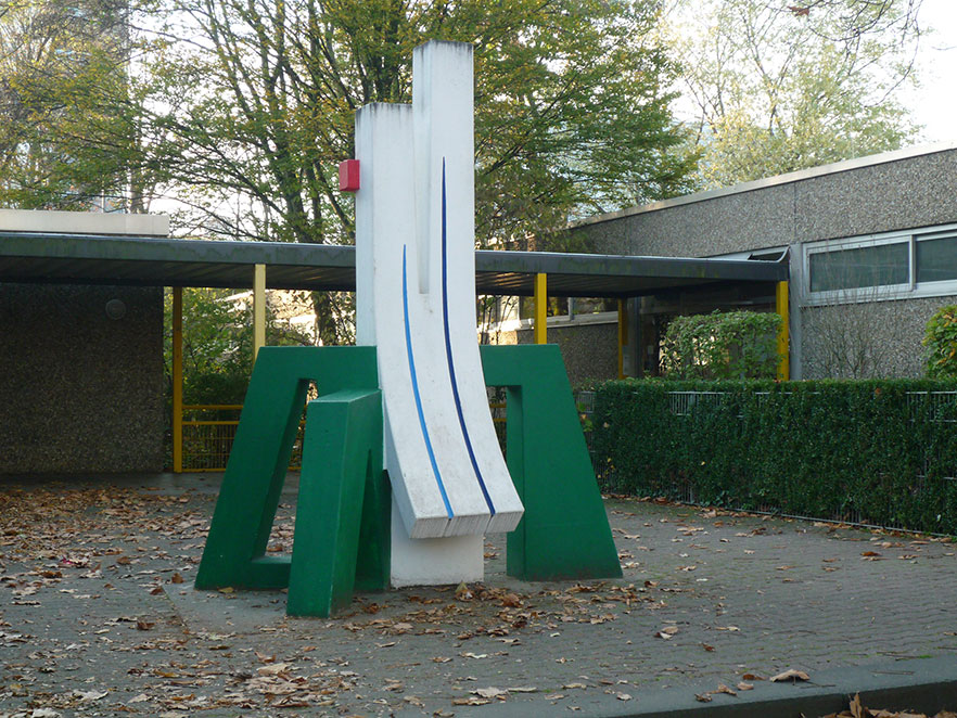 Bild: Betonskulptur (Römerstadtschule)