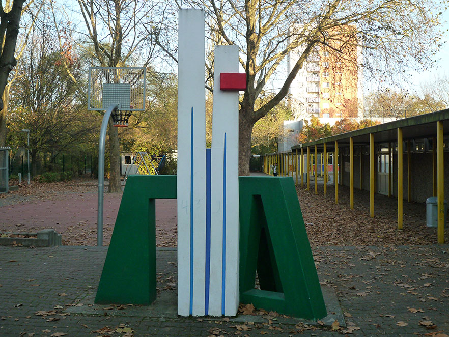 Bild: Betonskulptur (Römerstadtschule)