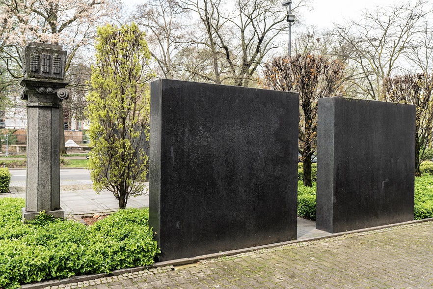 Bild: Erinnerungsstätte für die in der Pogromnacht zerstörte Synagoge in der Friedberger Anlage